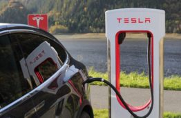 Naujas „Tesla“ elektrinis pikapas: išpūstas burbulas ar gamybą pakeisianti inovacija?